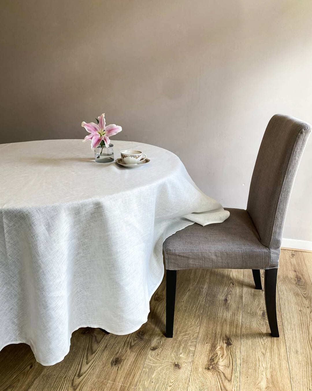 Round 100% linen tablecloth in White